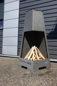 Kaminfeuerstelle mit Holz