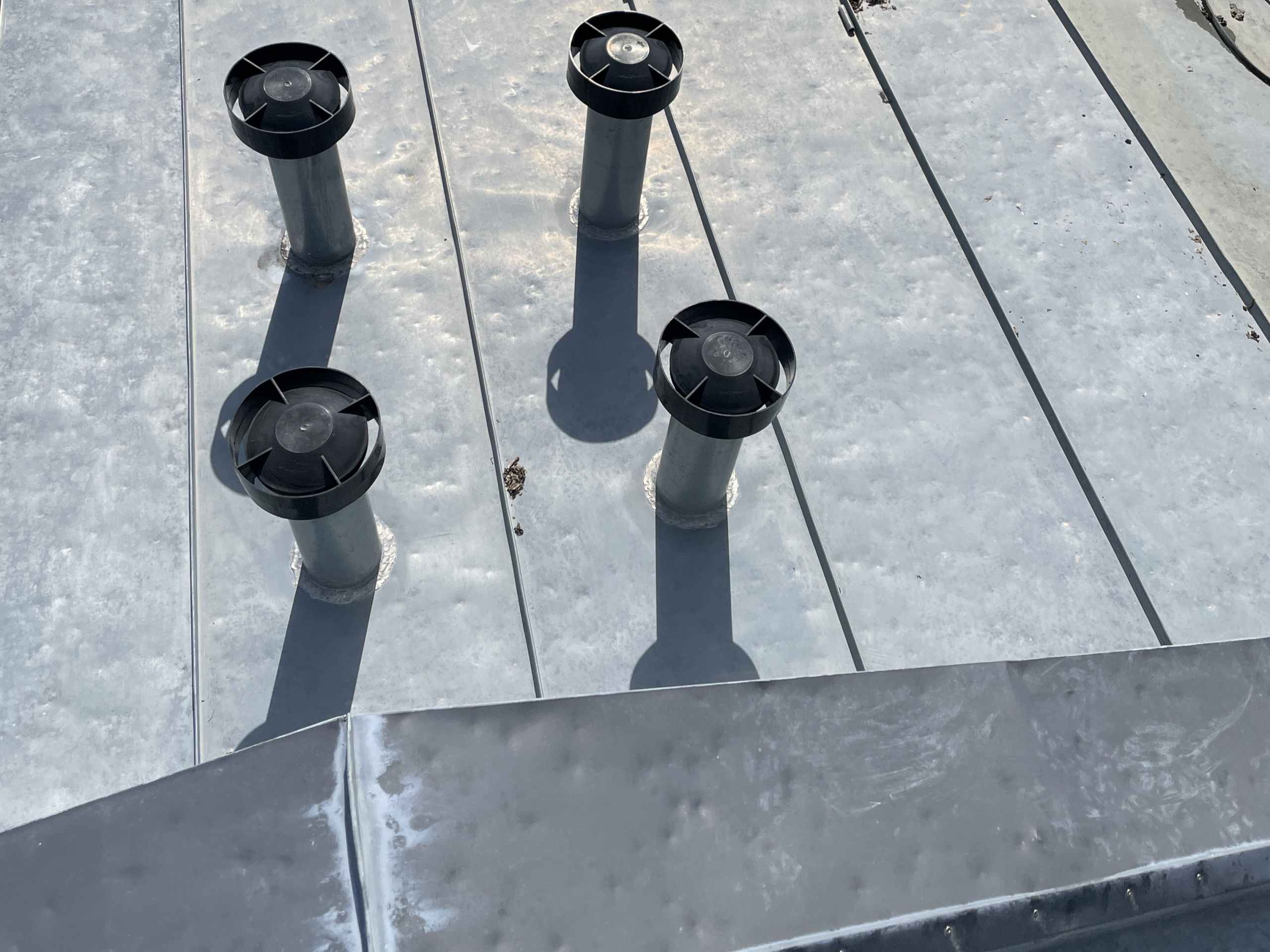 Hagelschaden auf Metalldach mit punktuellen Dellen und Spuren nach starkem Unwetter