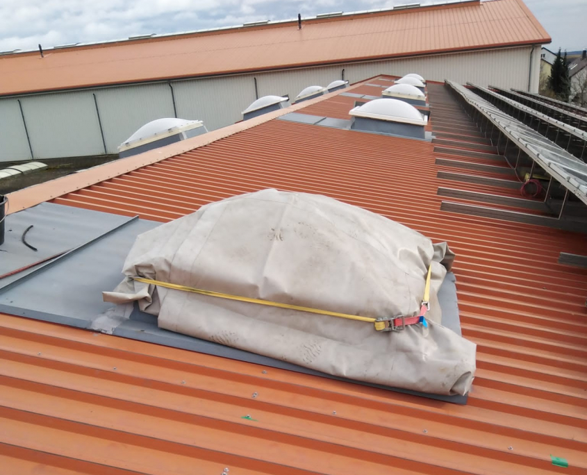 Provisorische Sicherung einer Lichtkuppel als Sofortmaßnahme nach Sturm- oder Hagelschaden
